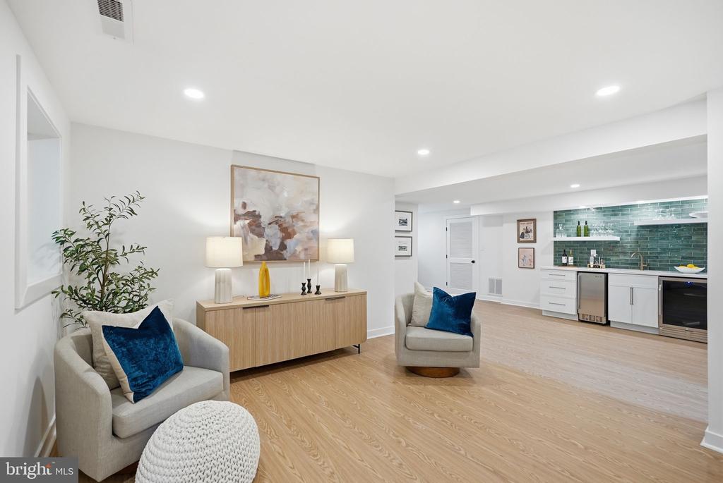2713 NAVARRE DRIVE