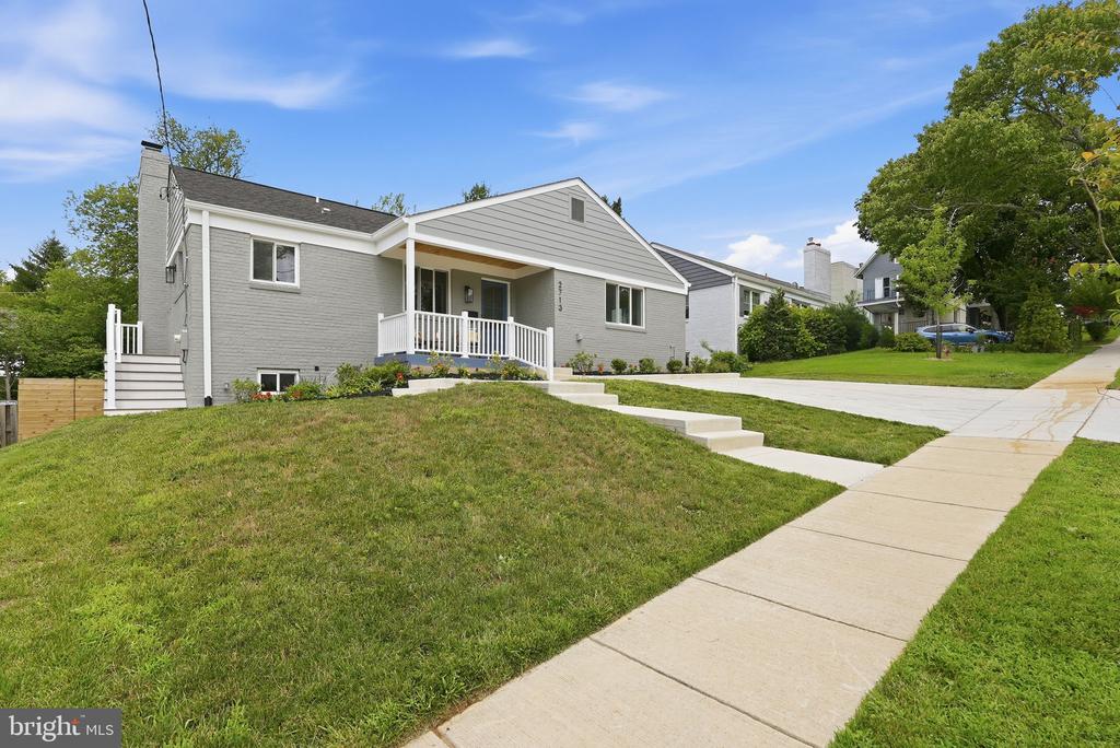 2713 NAVARRE DRIVE