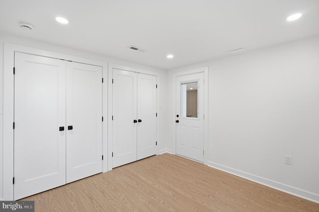 2713 NAVARRE DRIVE