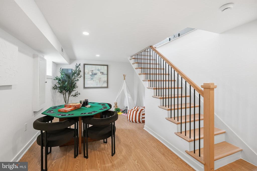 2713 NAVARRE DRIVE