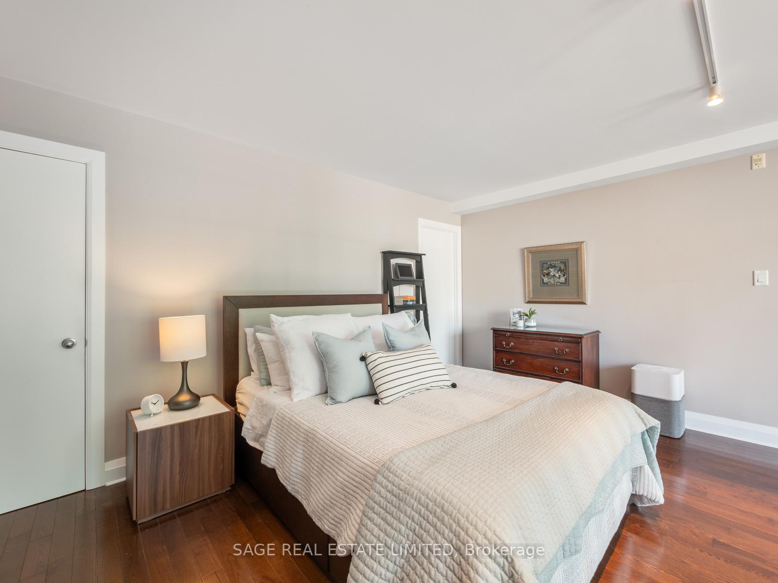 #204 - 2012 Queen Street, Toronto Unit: 204