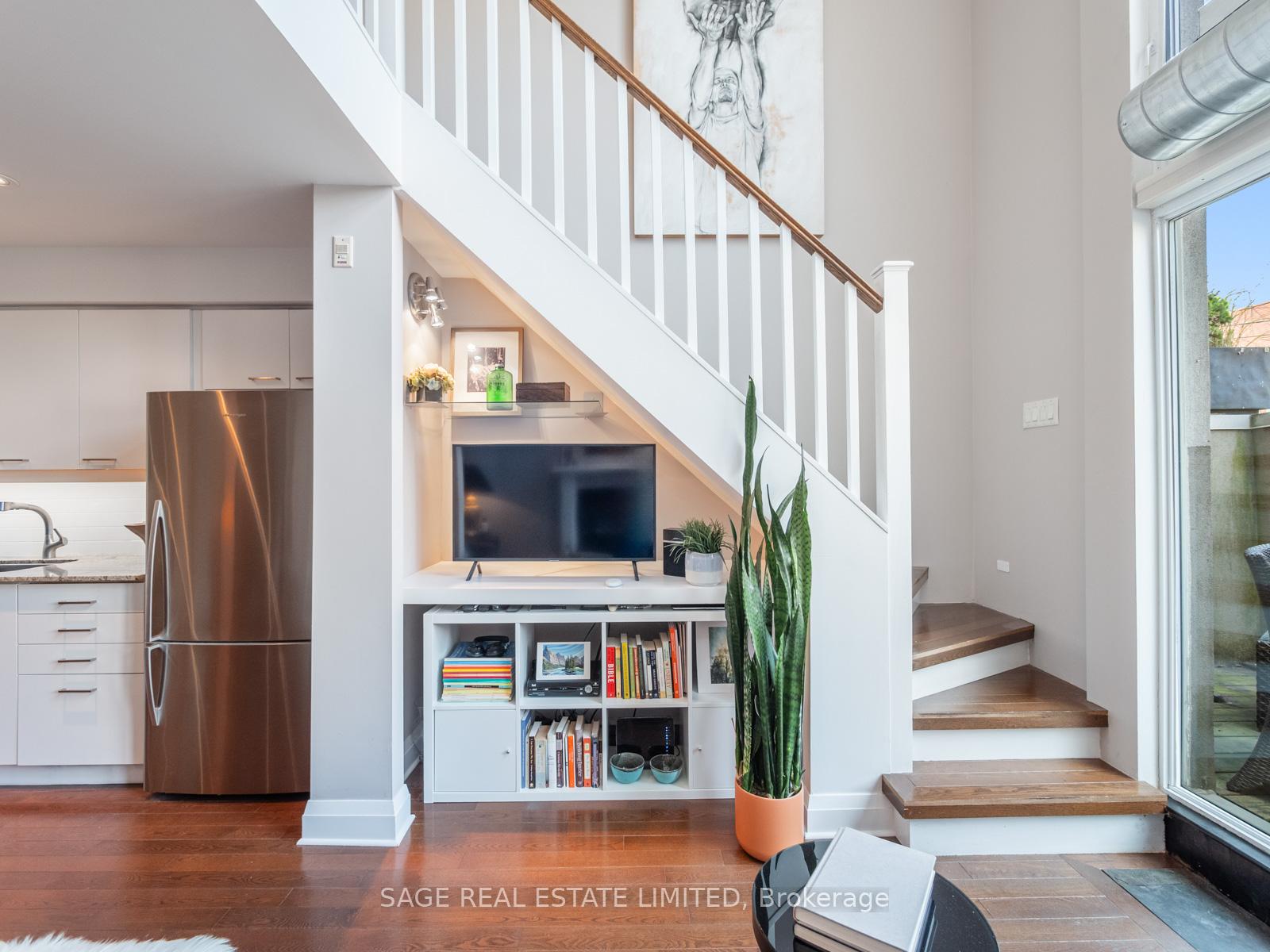 #204 - 2012 Queen Street, Toronto Unit: 204