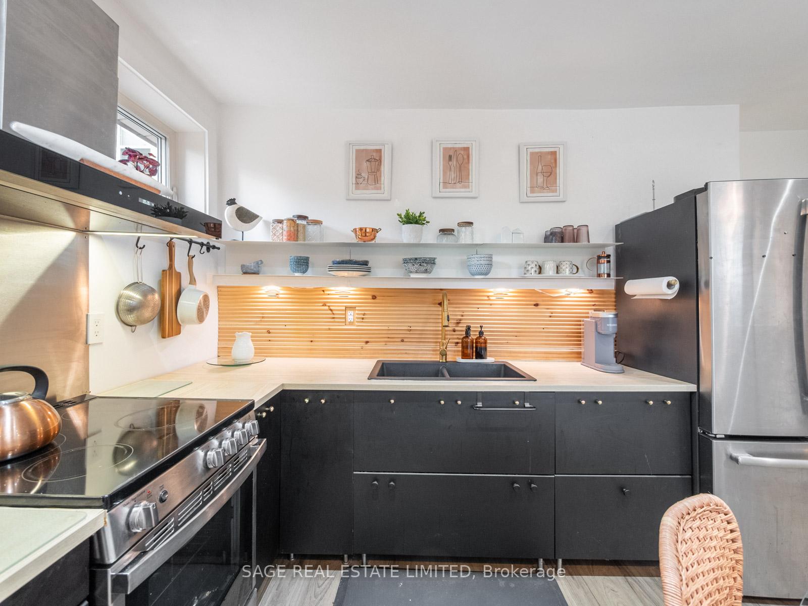 19 SAVOY Avenue, Toronto E03