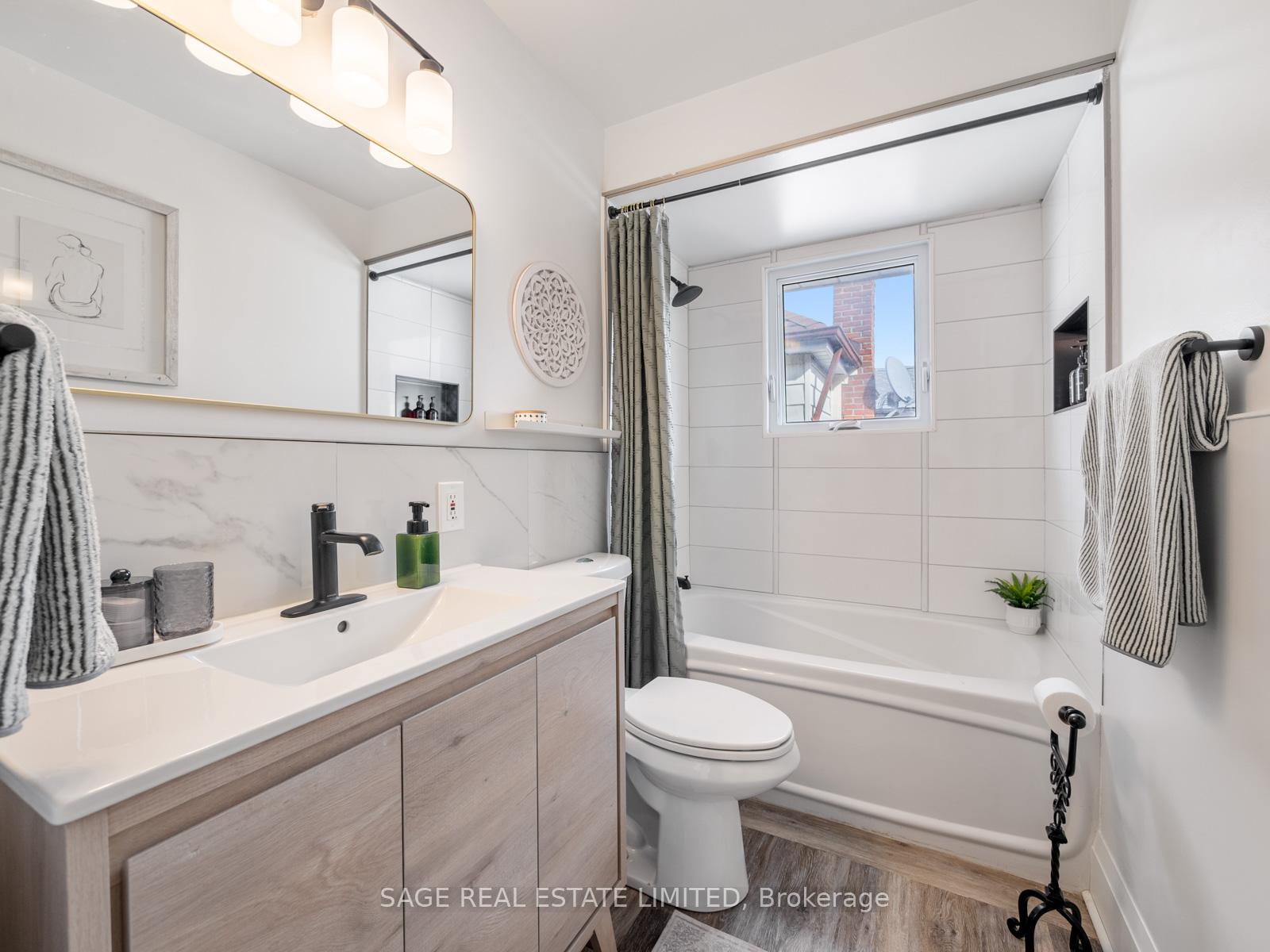 19 SAVOY Avenue, Toronto E03