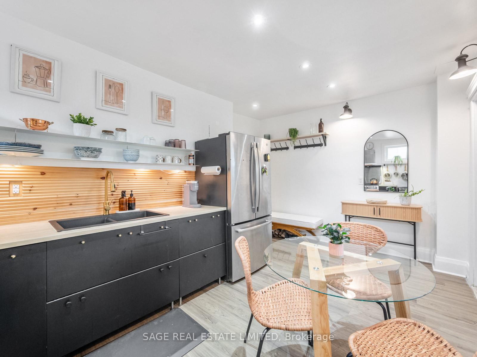 19 SAVOY Avenue, Toronto E03