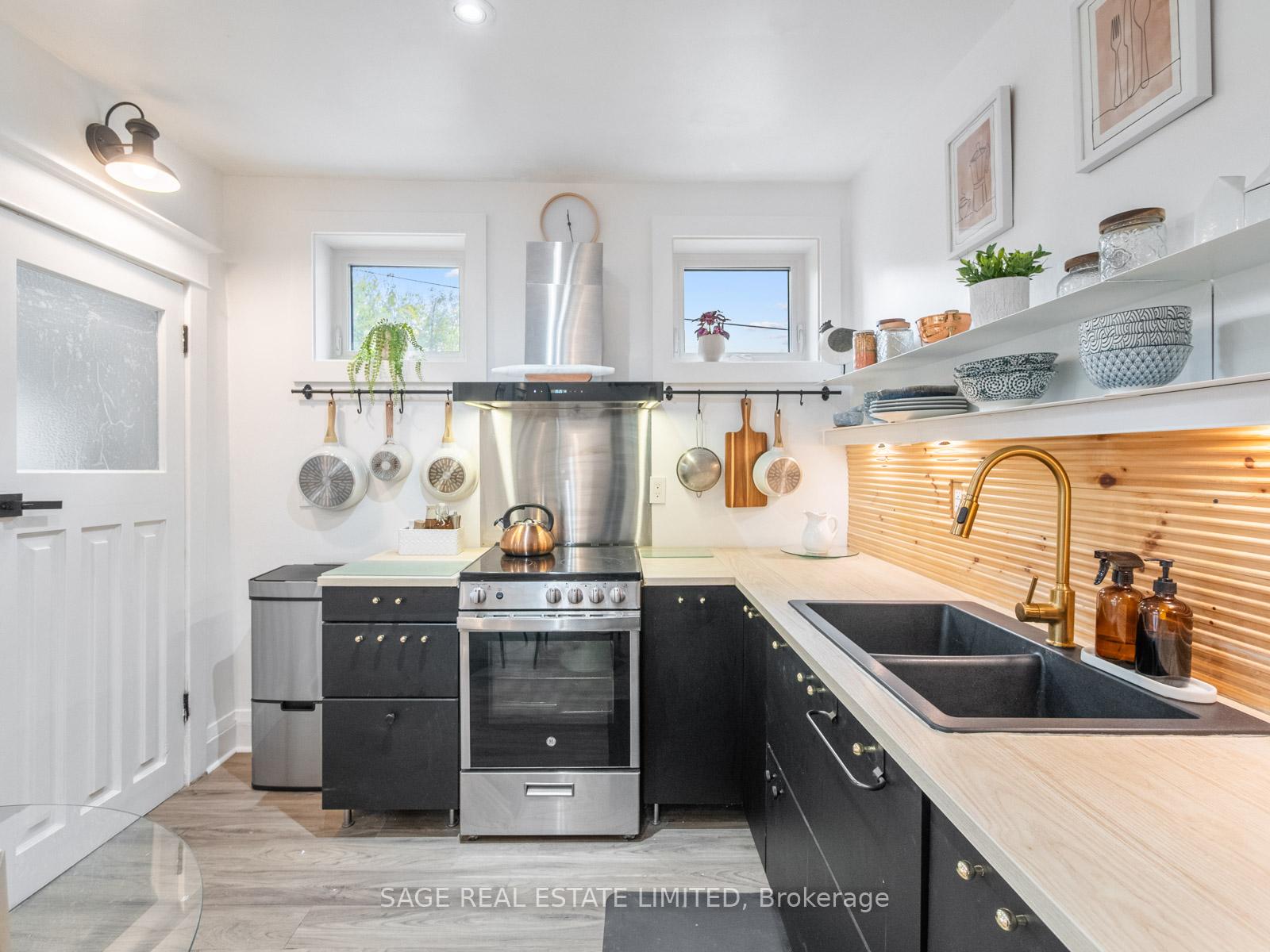 19 SAVOY Avenue, Toronto E03