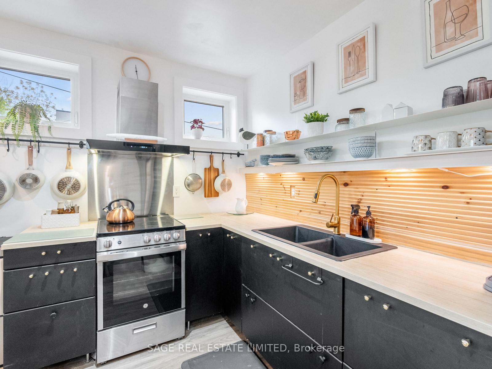 19 SAVOY Avenue, Toronto E03
