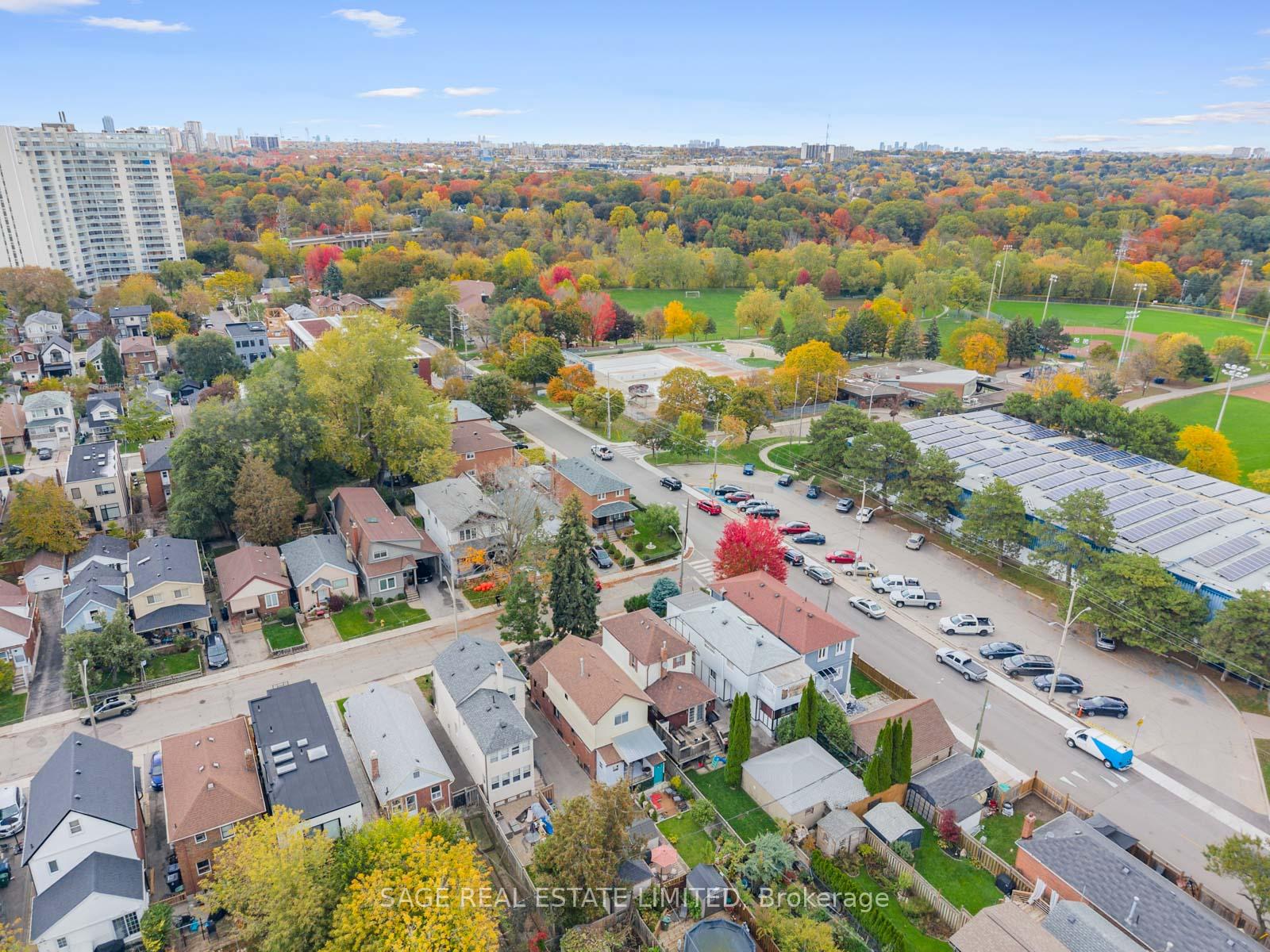 19 SAVOY Avenue, Toronto E03