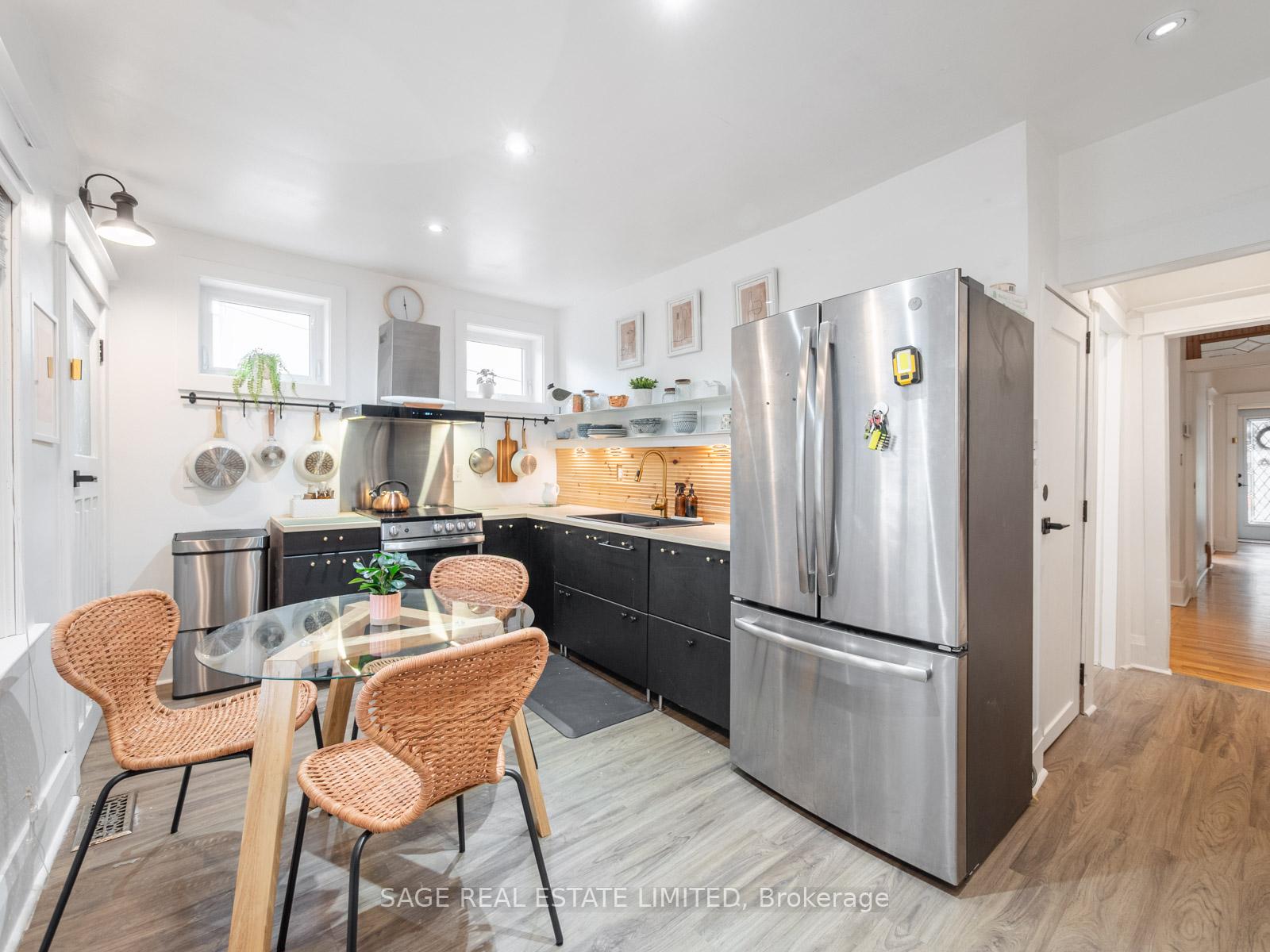 19 SAVOY Avenue, Toronto E03