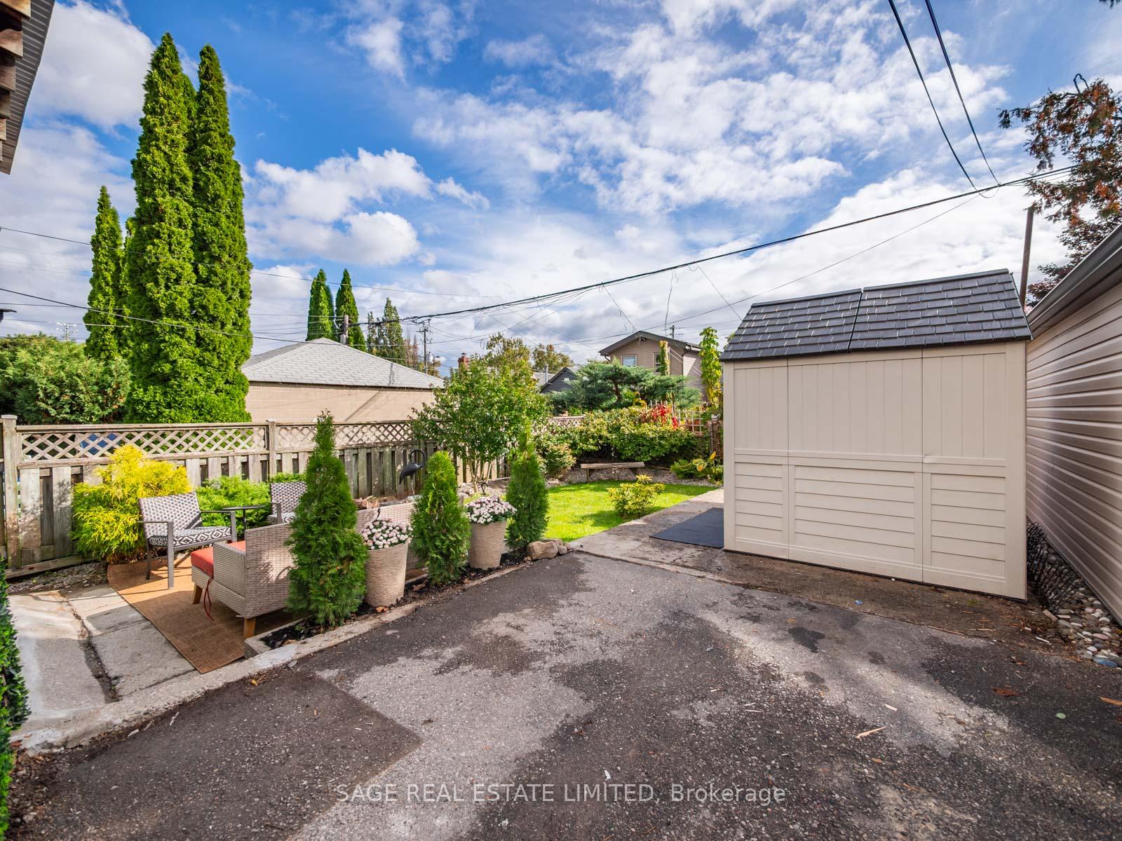 19 SAVOY Avenue, Toronto E03