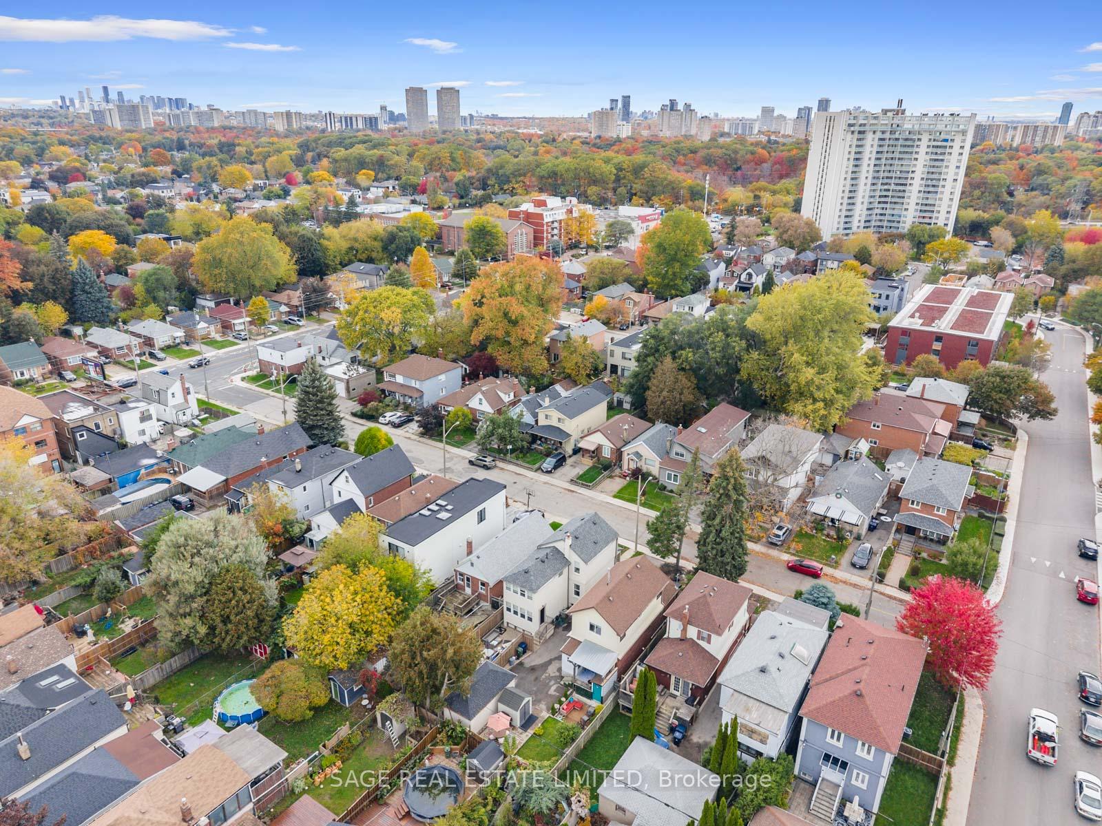 19 SAVOY Avenue, Toronto E03