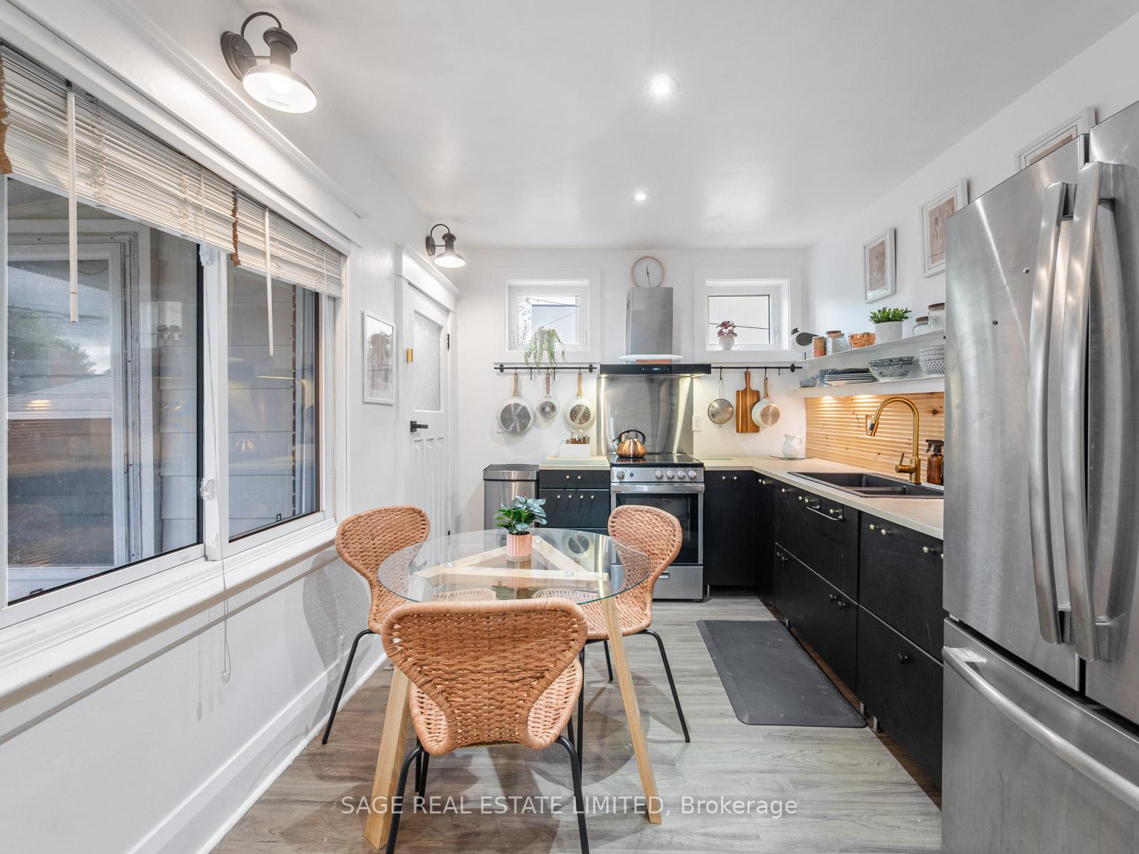 19 SAVOY Avenue, Toronto E03