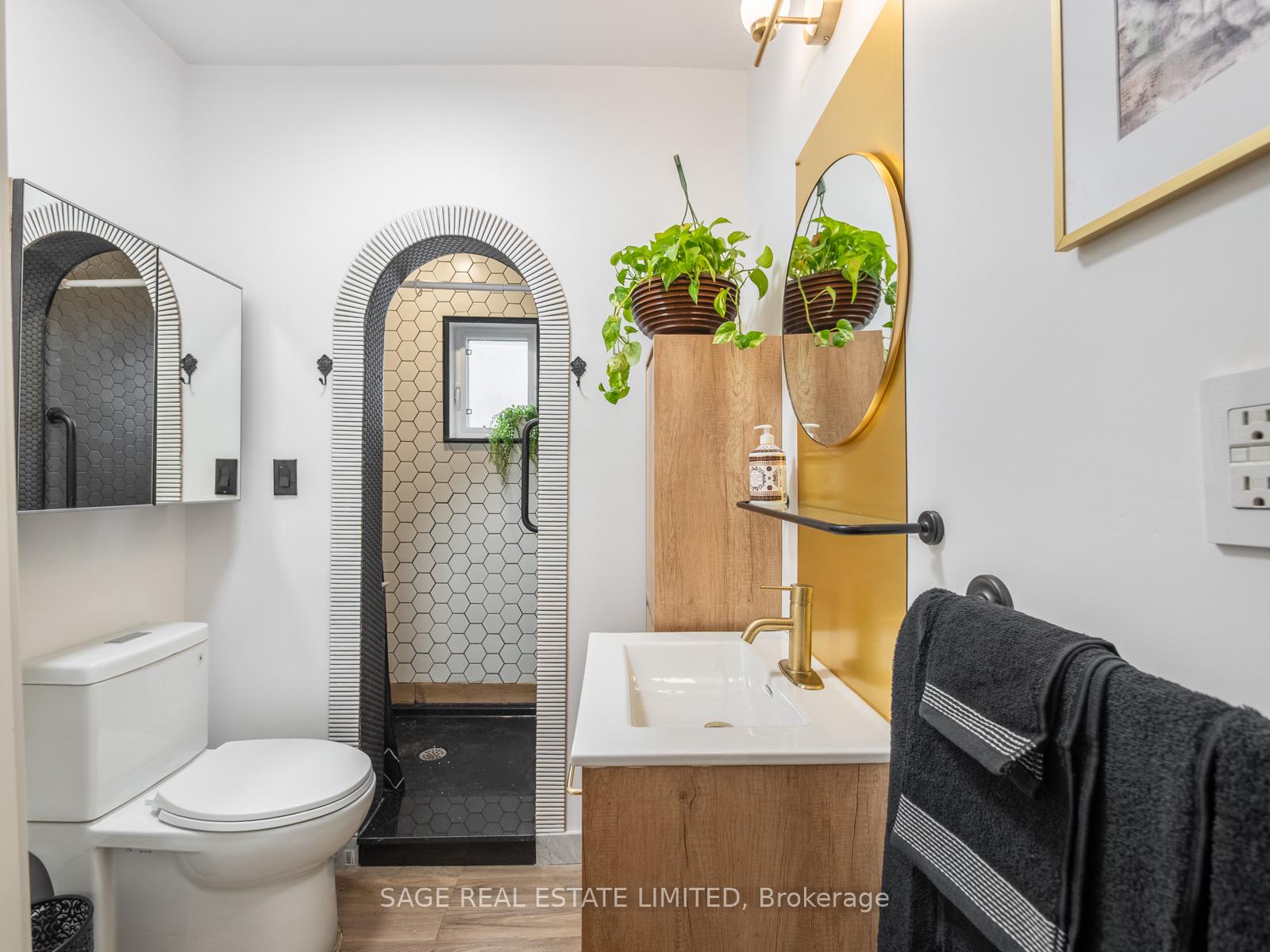 19 SAVOY Avenue, Toronto E03