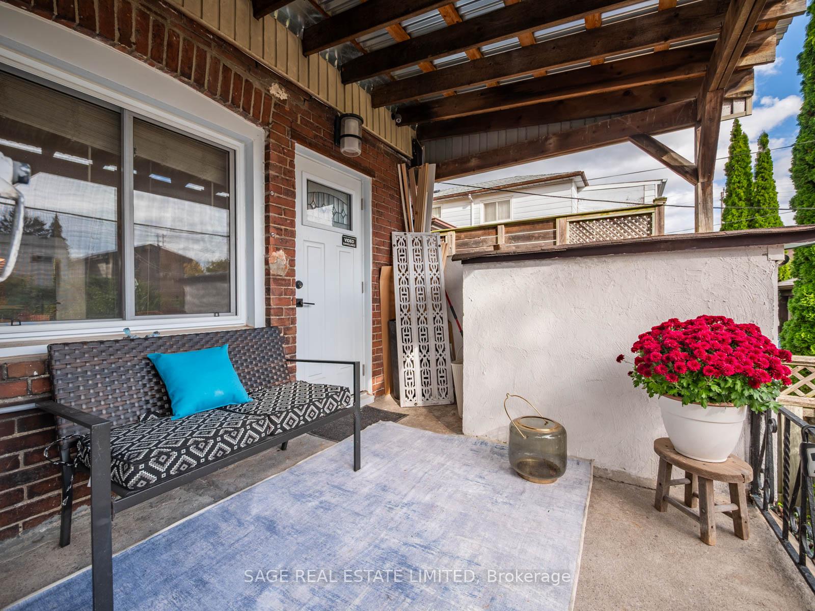 19 SAVOY Avenue, Toronto E03