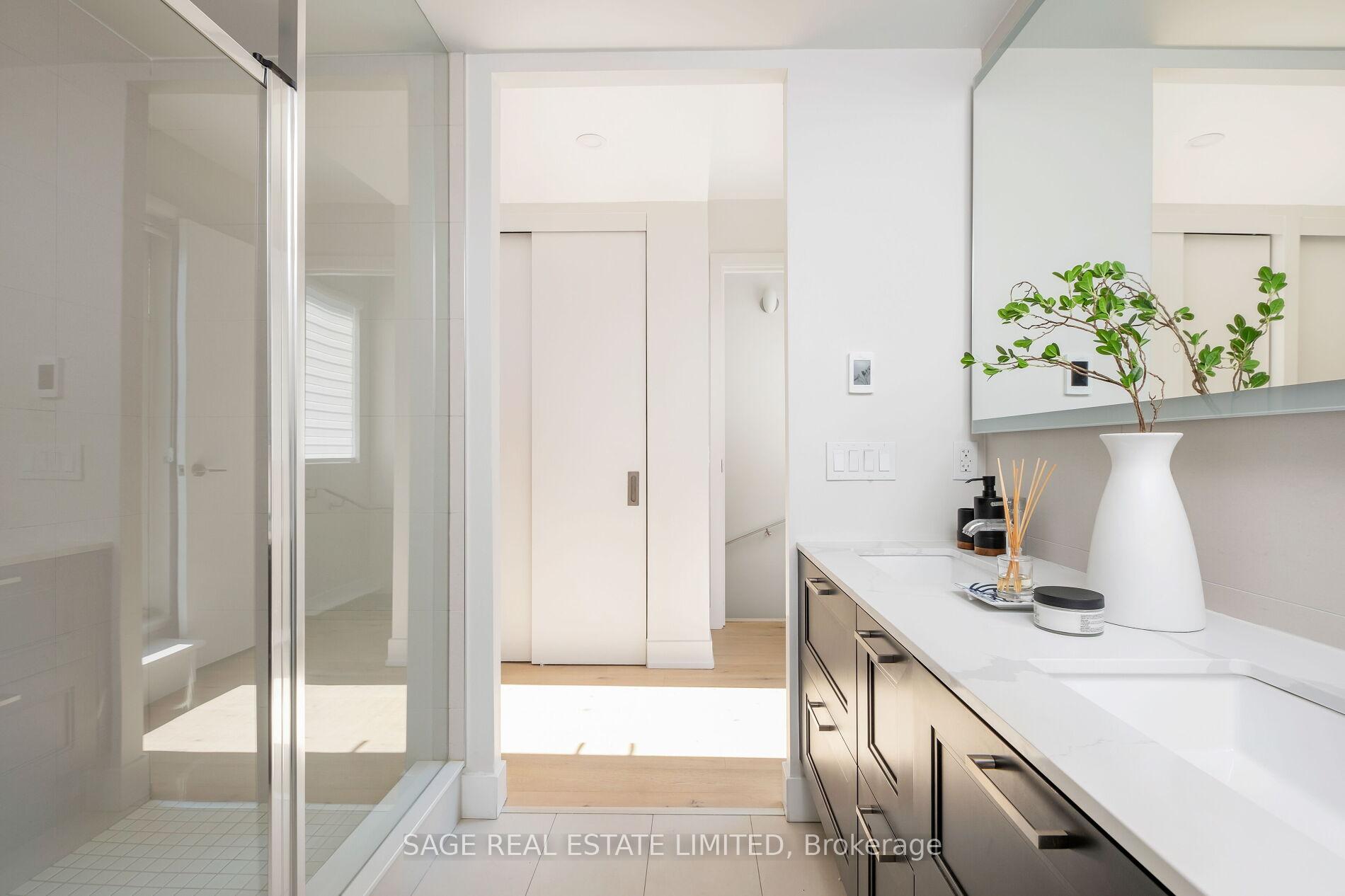 1331 Queen Street E Th01, Toronto Unit: Th01