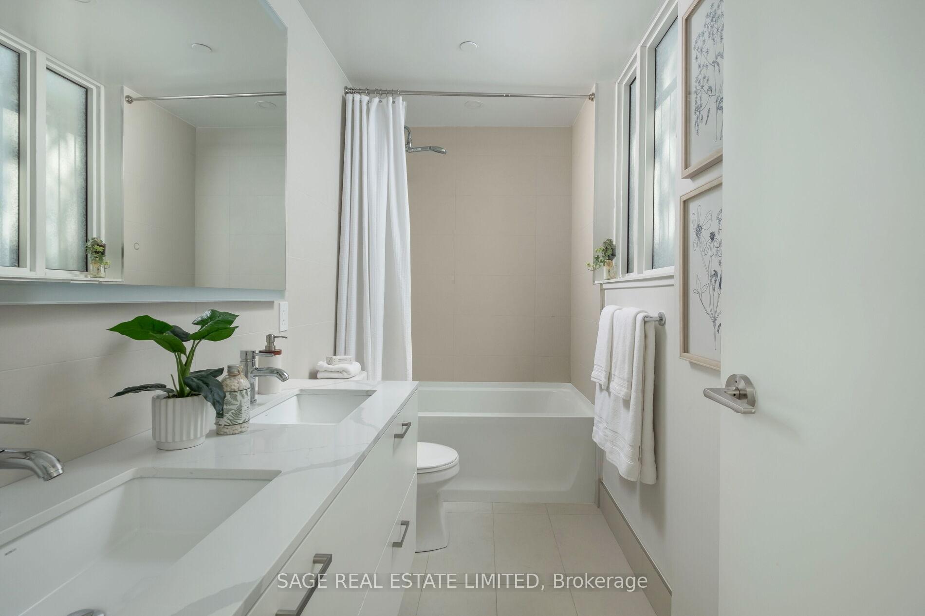 1331 Queen Street E Th01, Toronto Unit: Th01