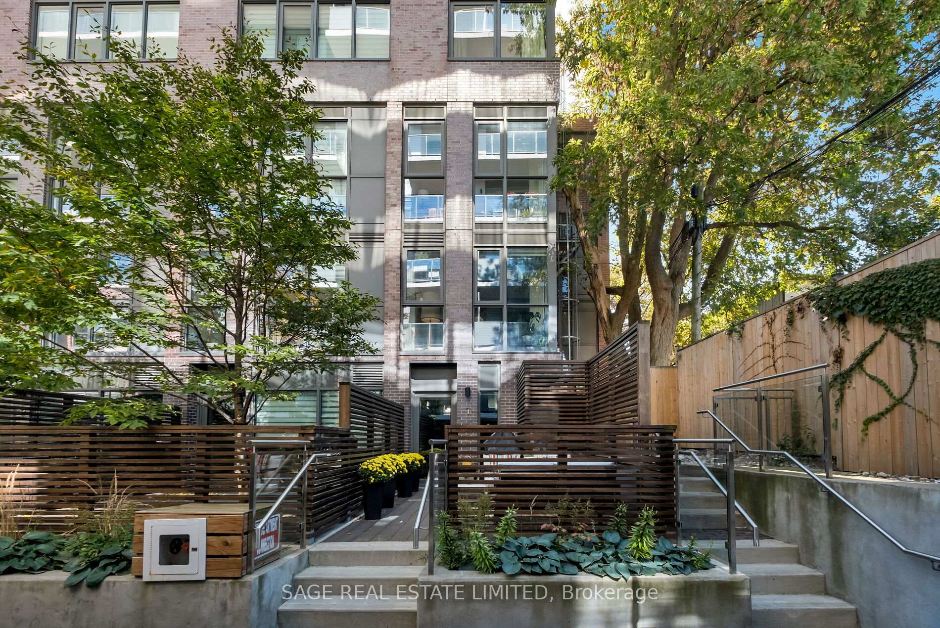 1331 Queen Street E Th01, Toronto Unit: Th01