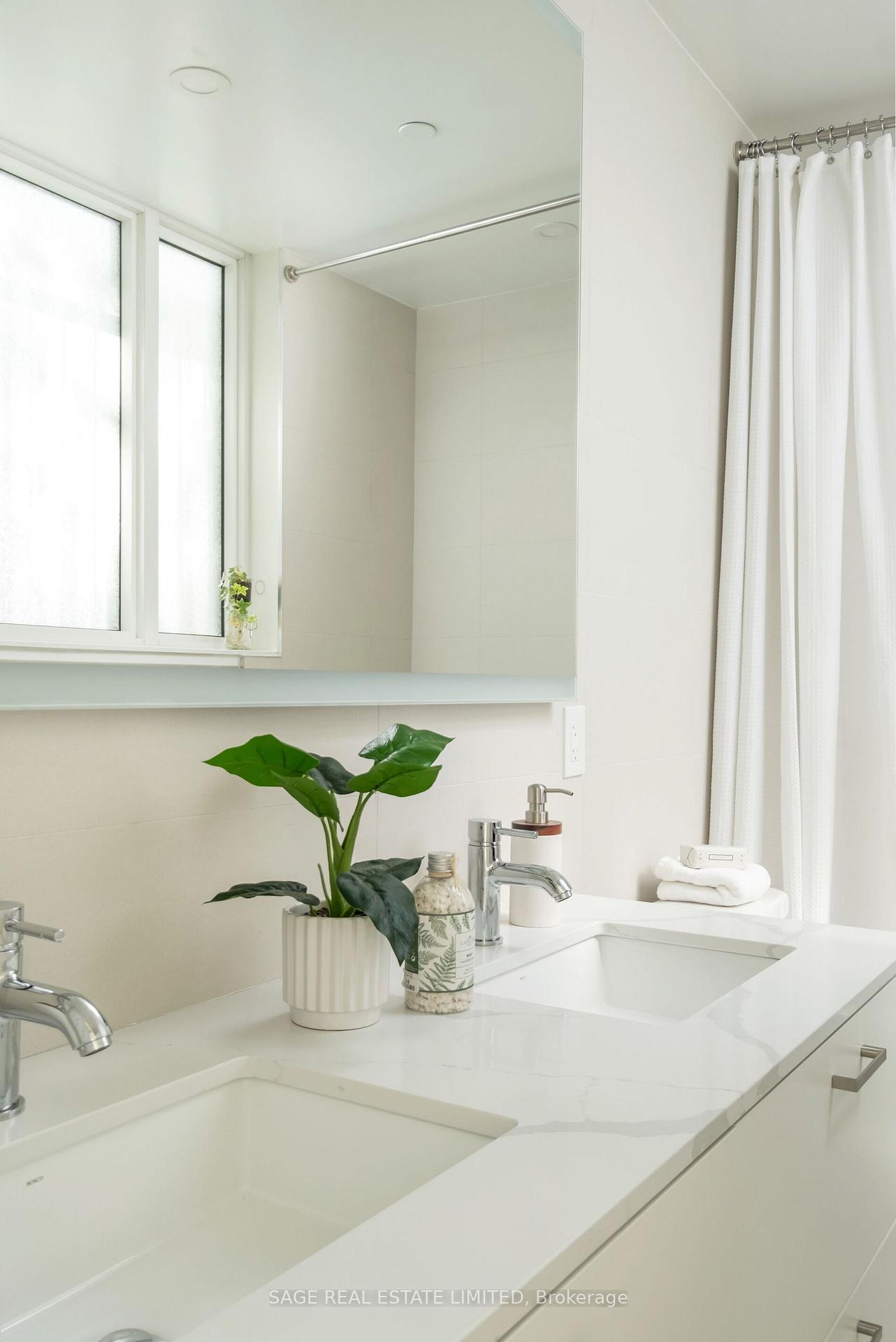 1331 Queen Street E Th01, Toronto Unit: Th01