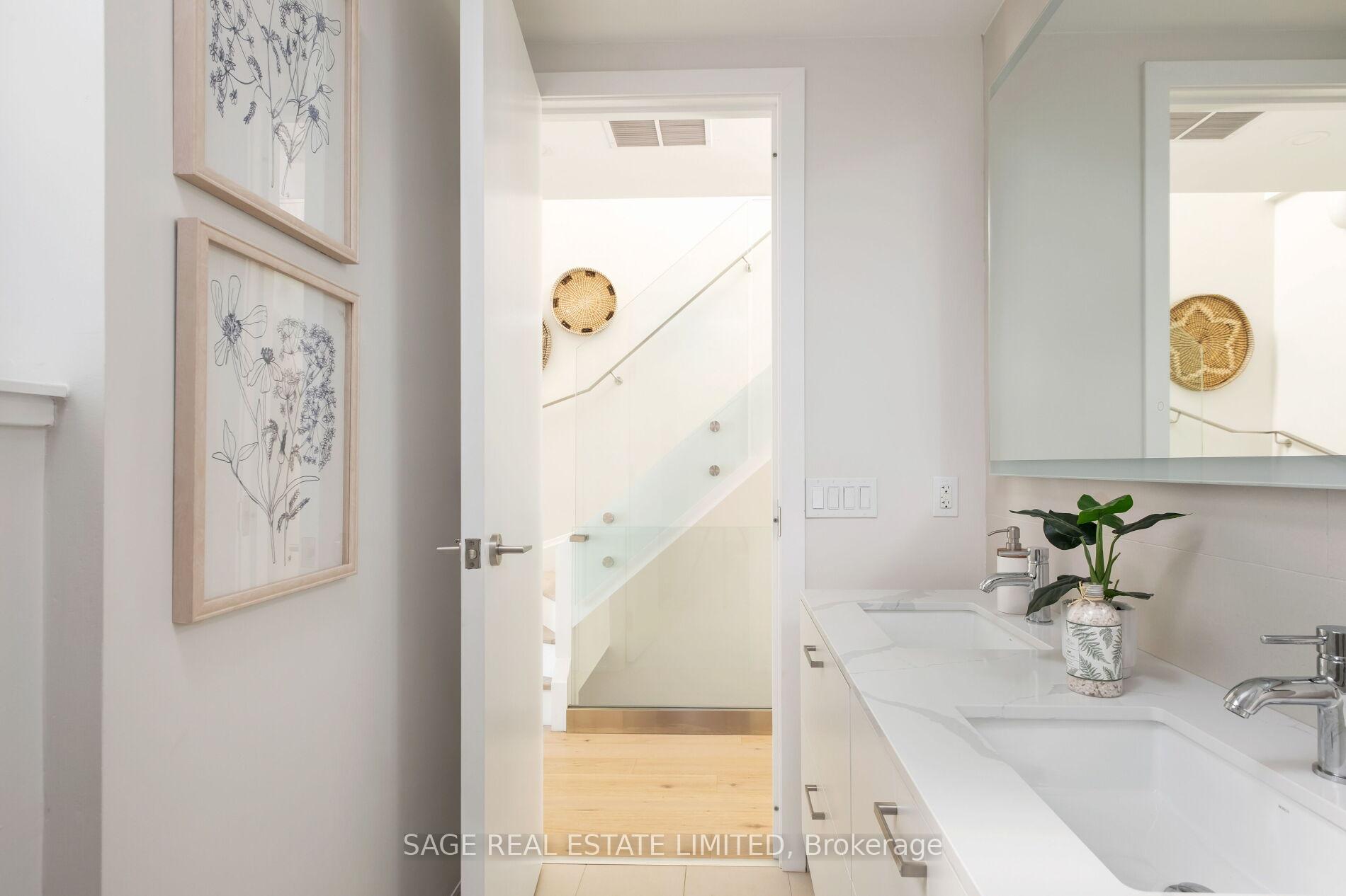 1331 Queen Street E Th01, Toronto Unit: Th01