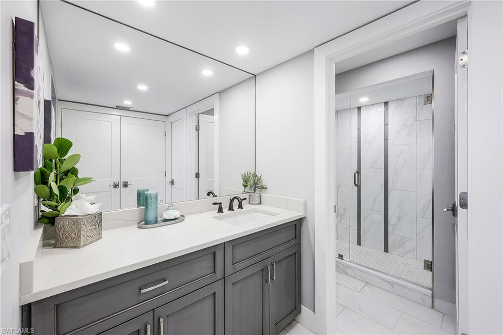 320 Seaview CT # 909 Unit: 2-909