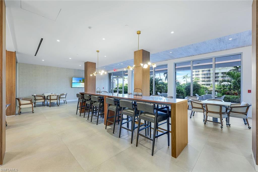 260 Seaview CT # 906