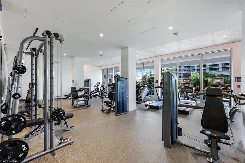 260 Seaview CT # 906