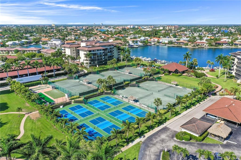 260 Seaview CT # 906