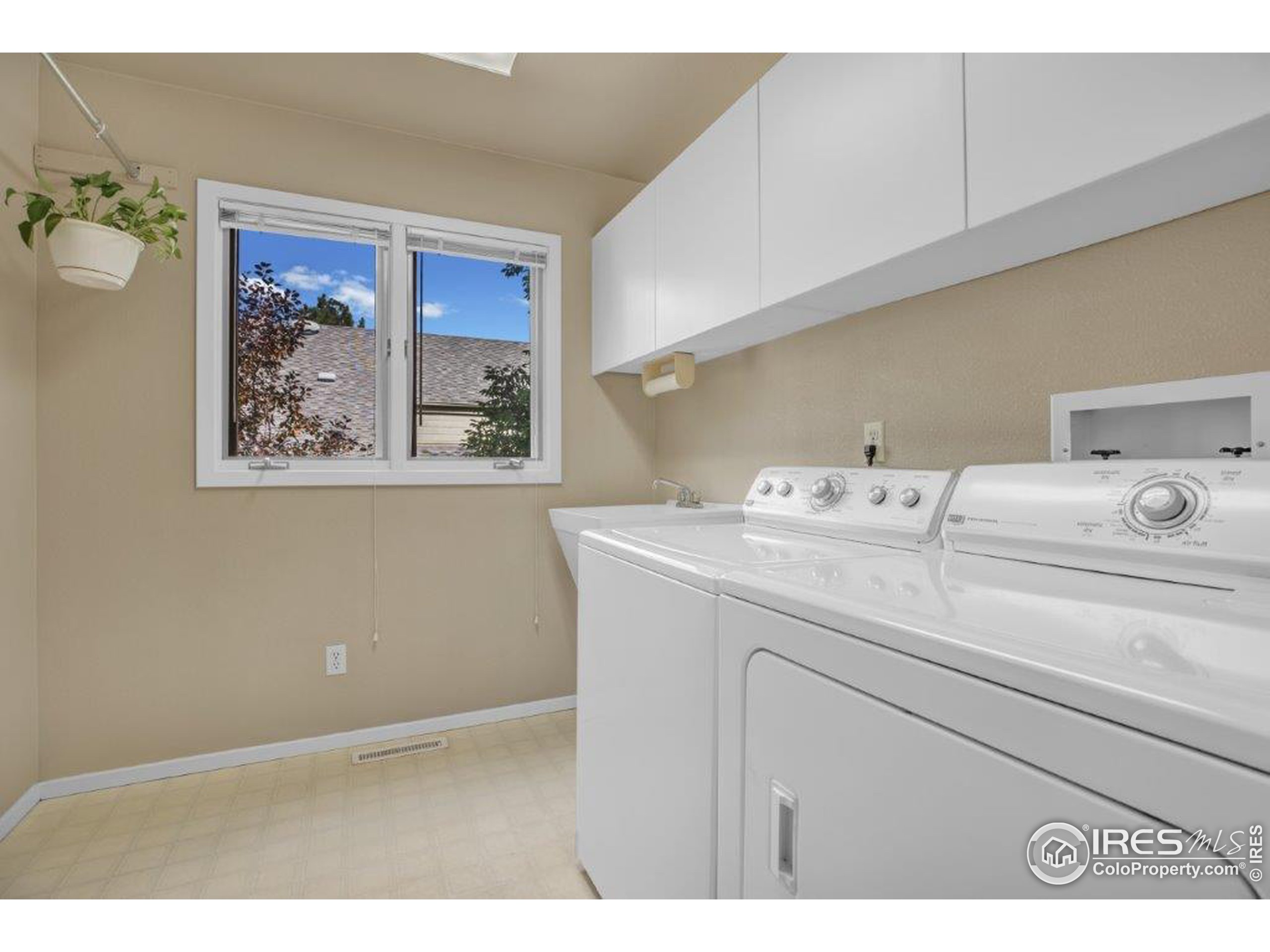 751 Racquet Ln