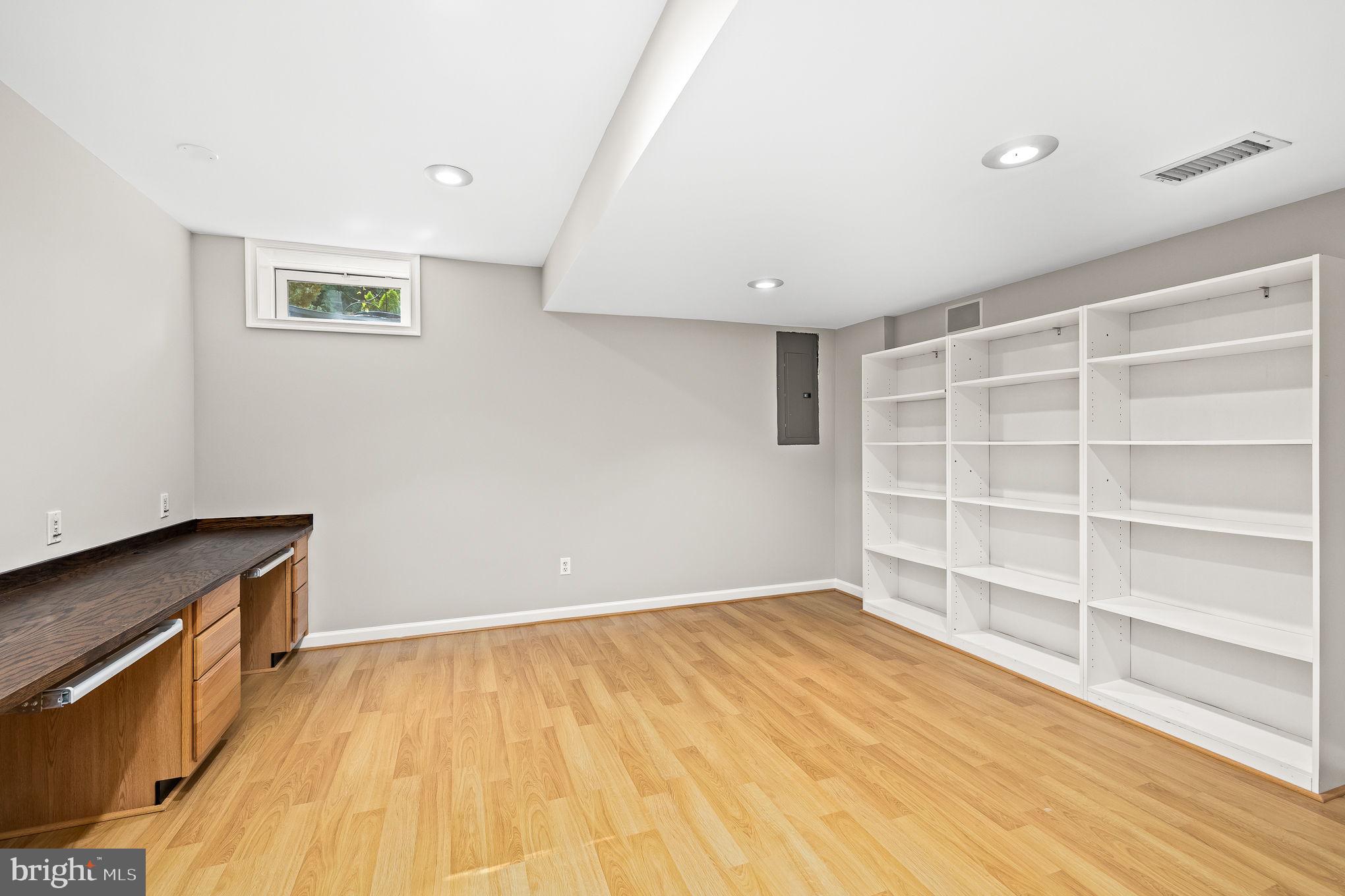 201 Jennings Ct SE