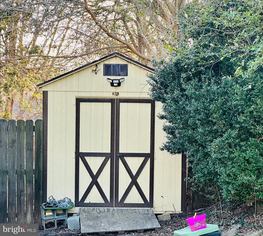 10115 Hillside Ln