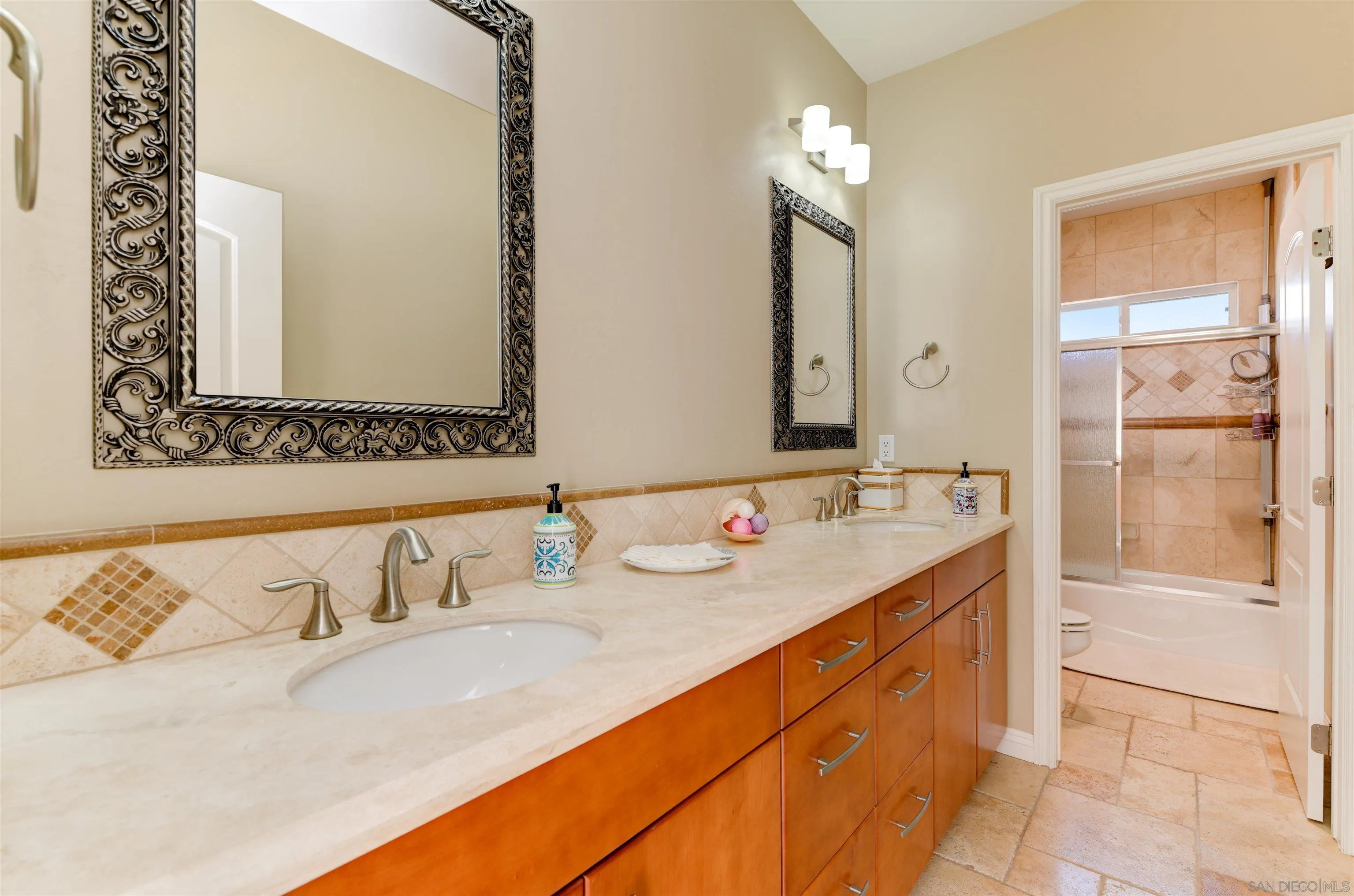 3522 Avenida Amorosa