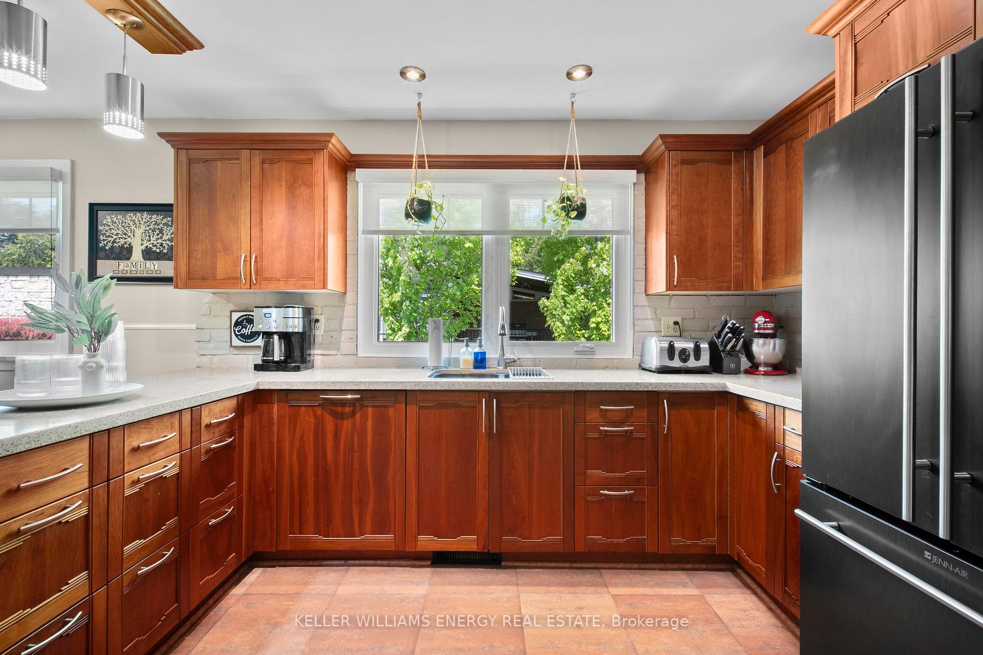 833 Glenmanor Drive