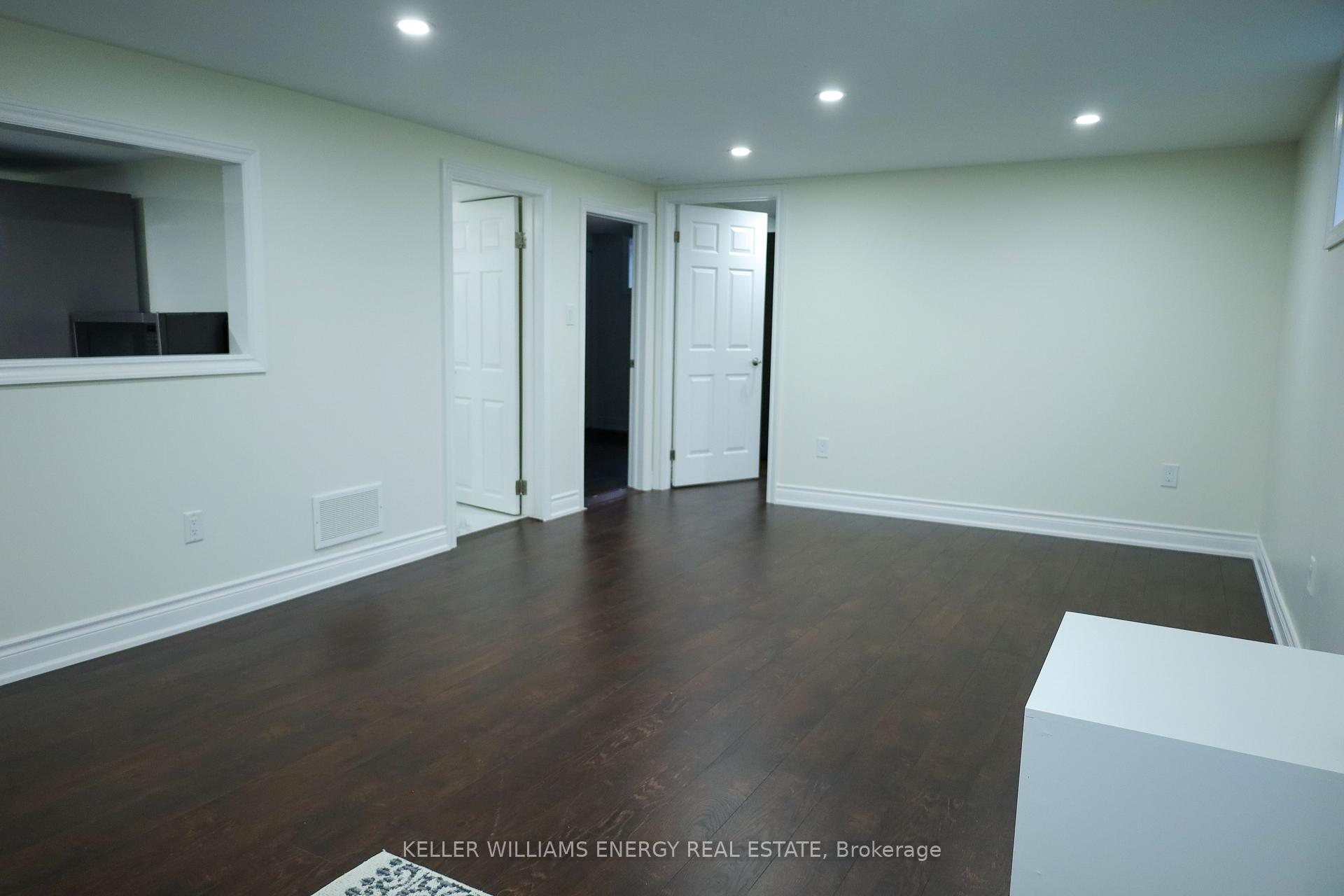 704 Oshawa Boulevard N Unit: Basement
