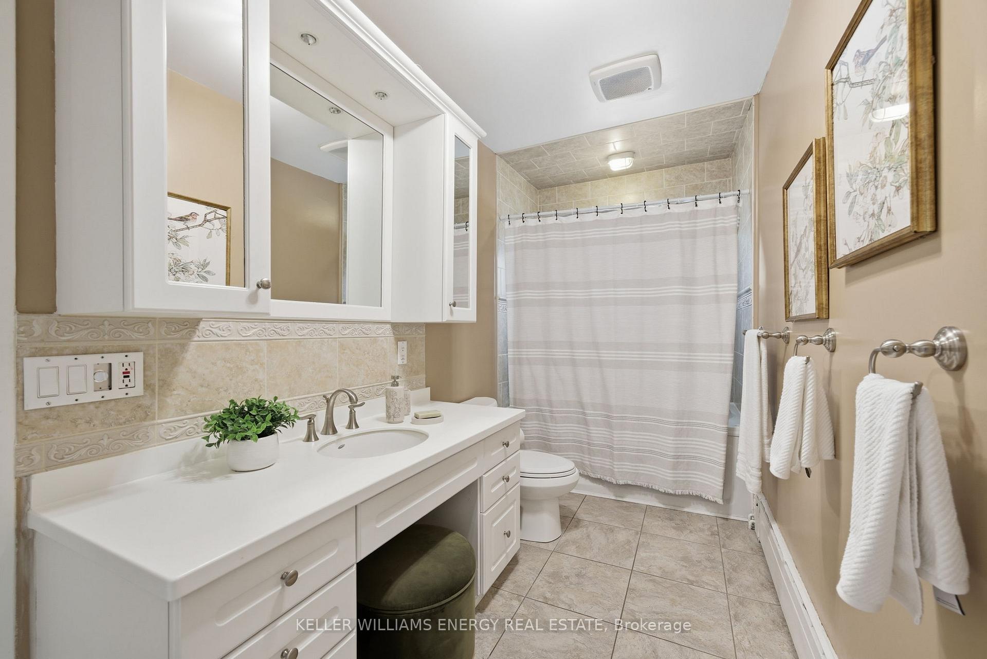 452 Simcoe Street N