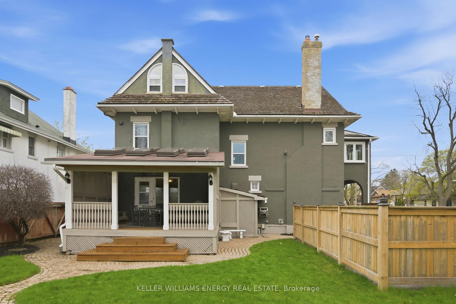 452 Simcoe Street N