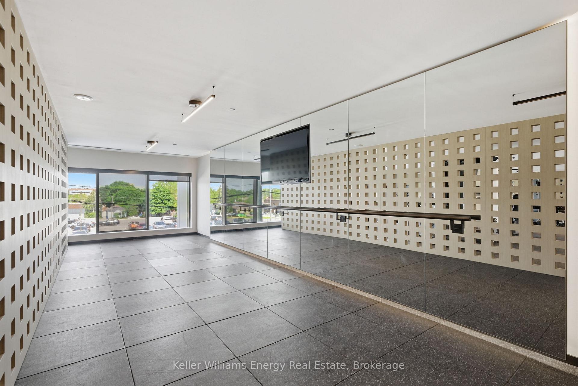 201 Brock Street S 417