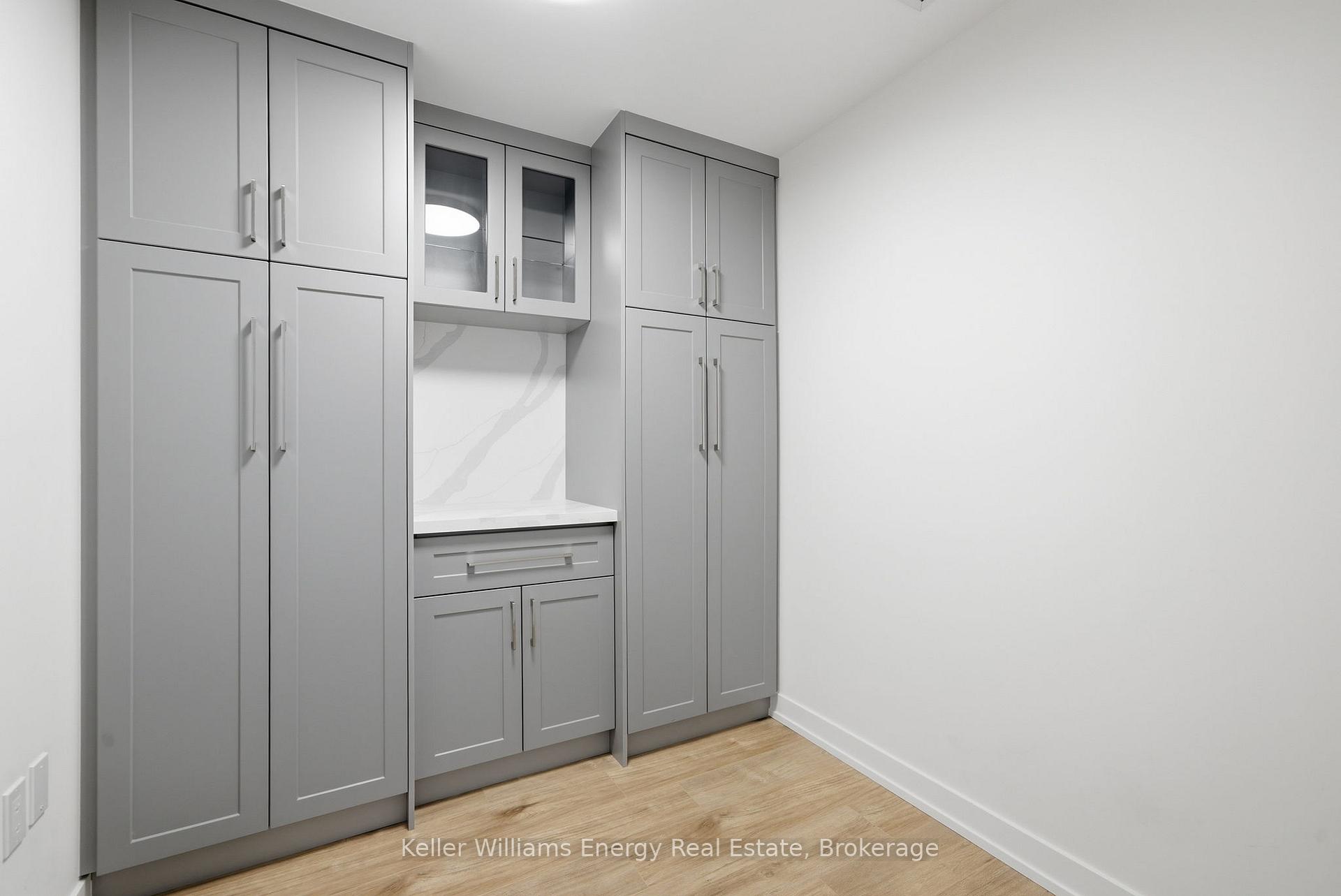 201 Brock Street S 417
