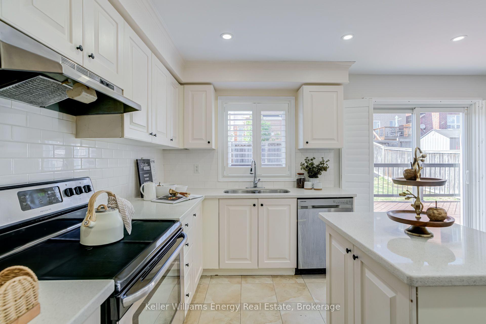 1342 Harlstone Crescent