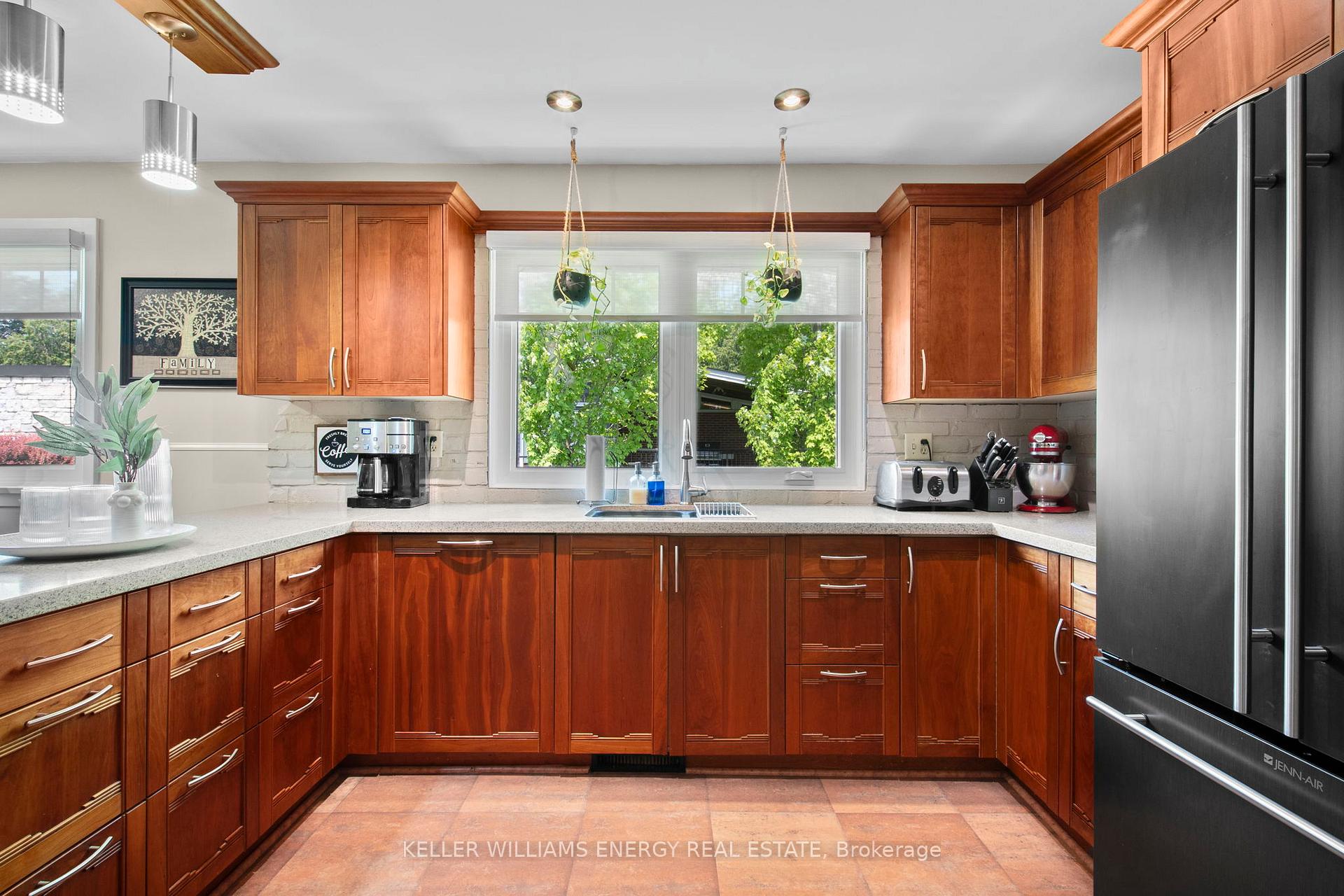 833 Glenmanor Drive