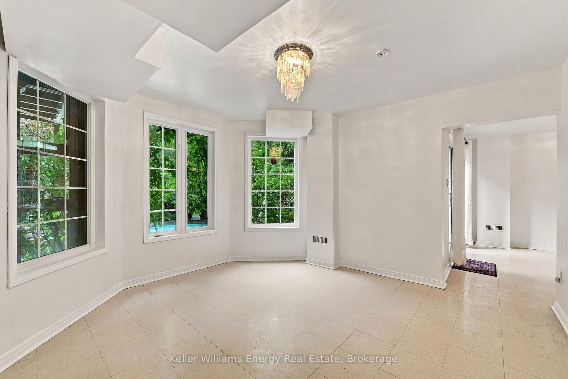 990 Glenbourne Drive