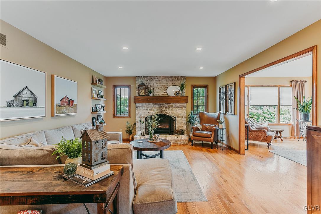 4216 Lakeside Drive