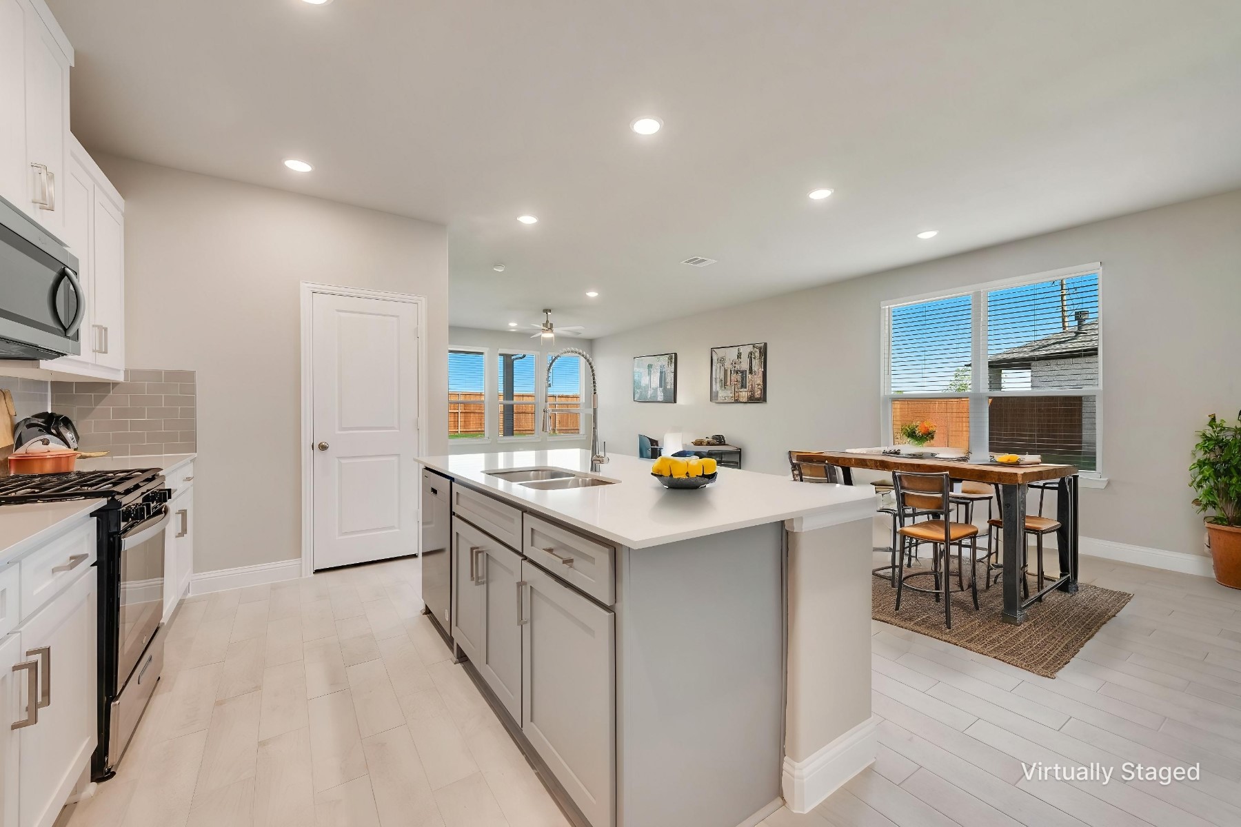 3212 Lucia Way