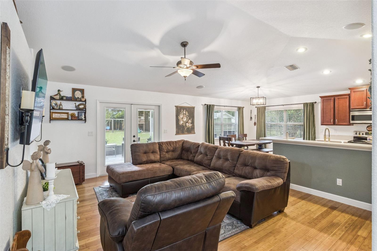 214 MOUNTAIN DR