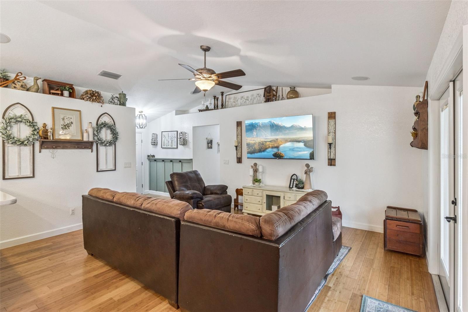 214 MOUNTAIN DR