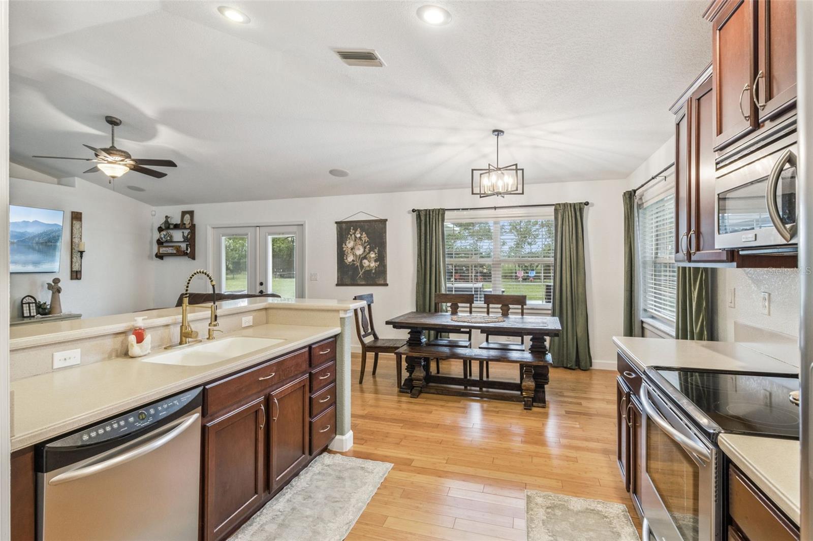 214 MOUNTAIN DR