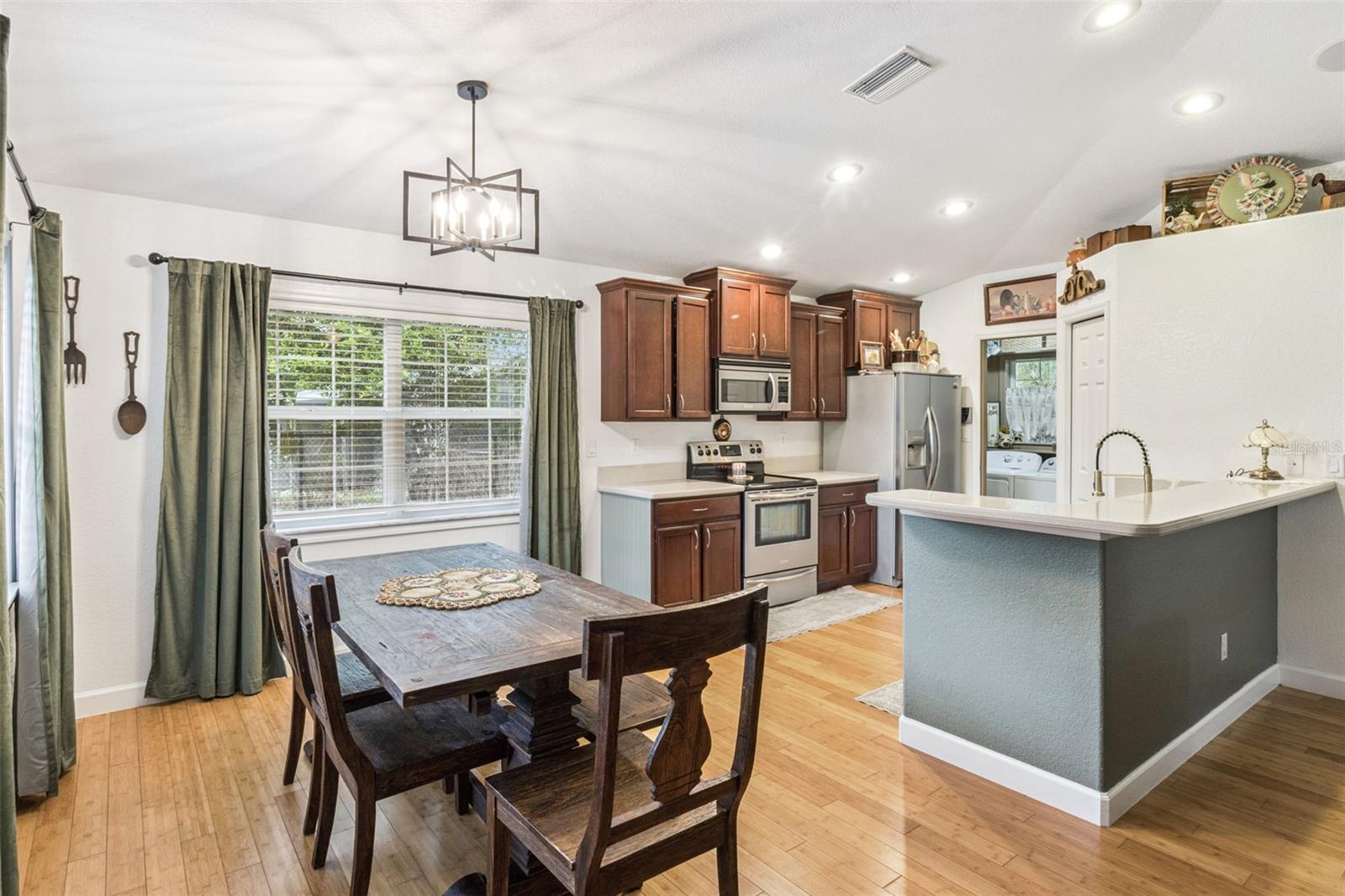 214 MOUNTAIN DR
