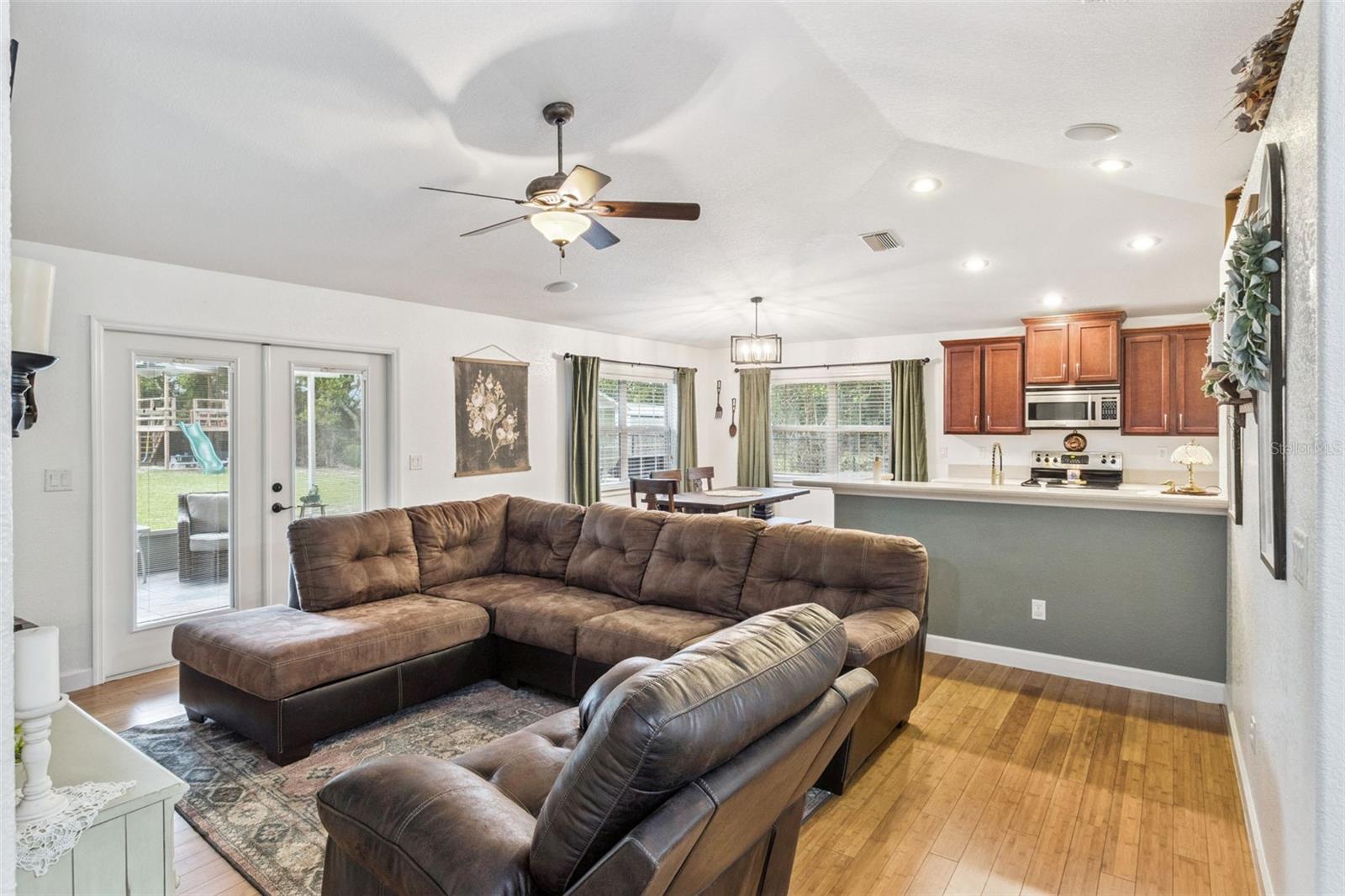 214 MOUNTAIN DR