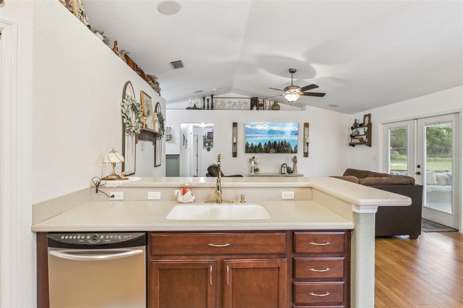 214 MOUNTAIN DR