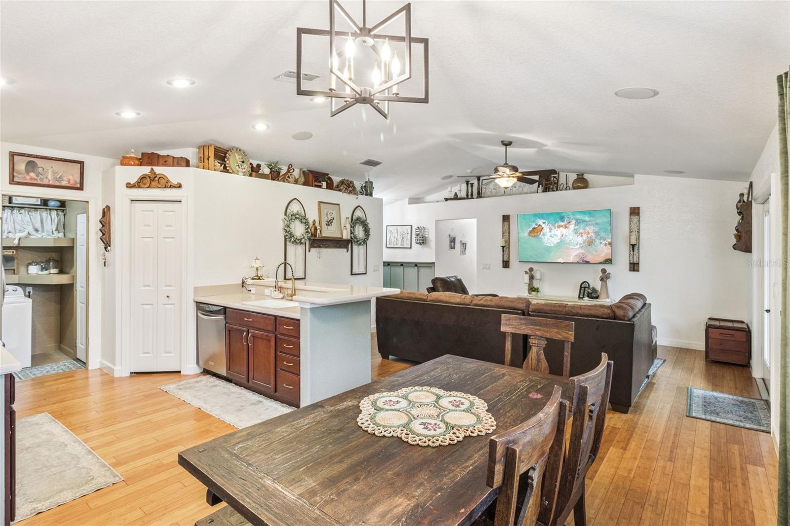 214 MOUNTAIN DR