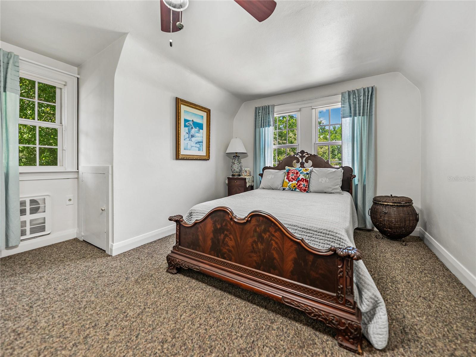 125 E GRAHAM PARK DR